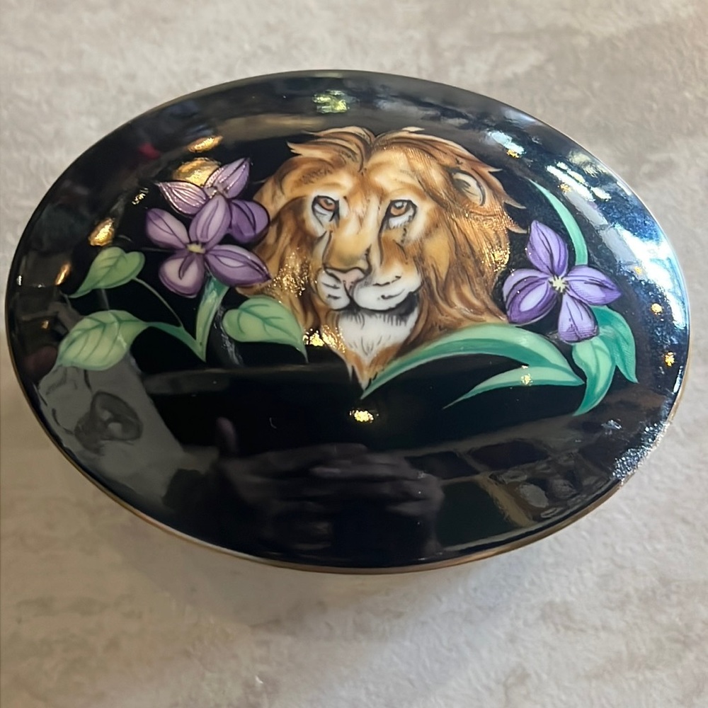 𝐑𝐀𝐑𝐄 𝐅𝐑𝐀𝐍𝐂𝐈𝐒𝐂𝐀𝐍 𝐌𝐄𝐍𝐀𝐆𝐄𝐑𝐈𝐄 𝐙𝐎𝐎 𝐓𝐑𝐈𝐍𝐊𝐄𝐓 𝐁𝐎𝐗 - Picture 3 of 17